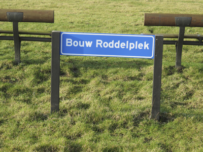 907429 Afbeelding van het bordje 'Bouw Roddelplek' op het Berlijnplein in de wijk Leidsche Rijn te Utrecht.